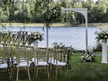 Vestuvių Ceremonija Ant Ežero Kranto